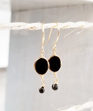 Load image into Gallery viewer, Onyx dangle gold earring
