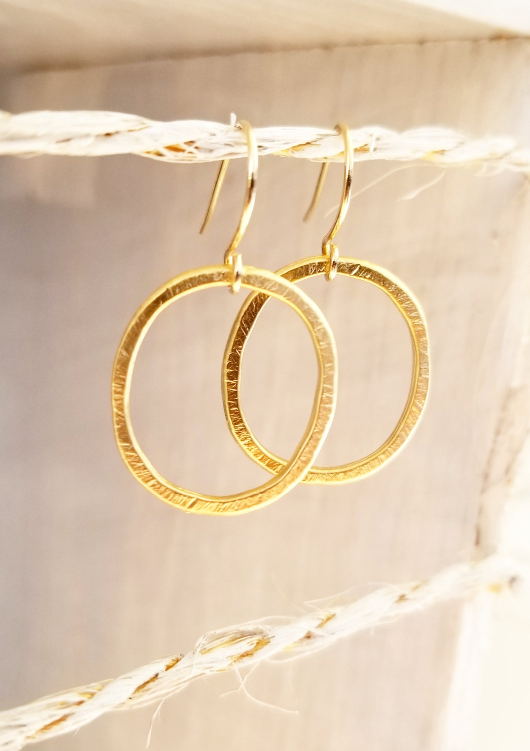 Brushed gold earring
