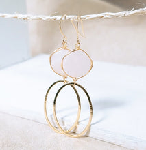 Load image into Gallery viewer, Rose quartz gold oval earring
