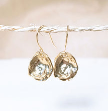 Load image into Gallery viewer, Oyster shell shaped earring
