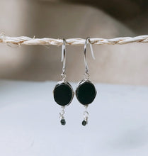Load image into Gallery viewer, Onyx dangle earring
