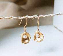 Load image into Gallery viewer, Oyster shell shaped white pearl earring
