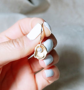 Oyster shell shaped white pearl earring