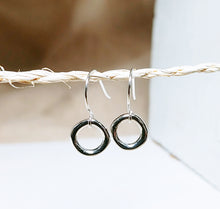 Load image into Gallery viewer, Minimalist donut earring
