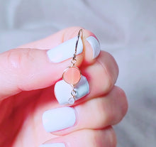 Load image into Gallery viewer, Peach moonstone gold earring
